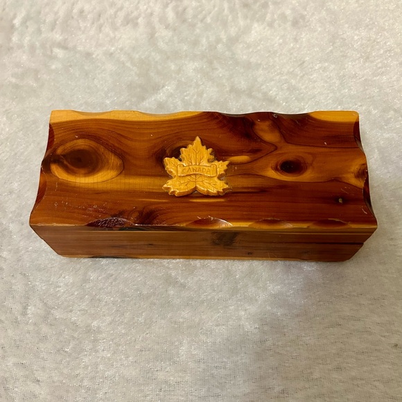 Vintage Souvenir Jewelry Box made of cedar Canada Leaf - Picture 3 of 10